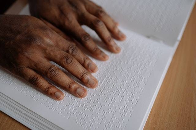 Arti huruf Braille. Sumber: pexels.com