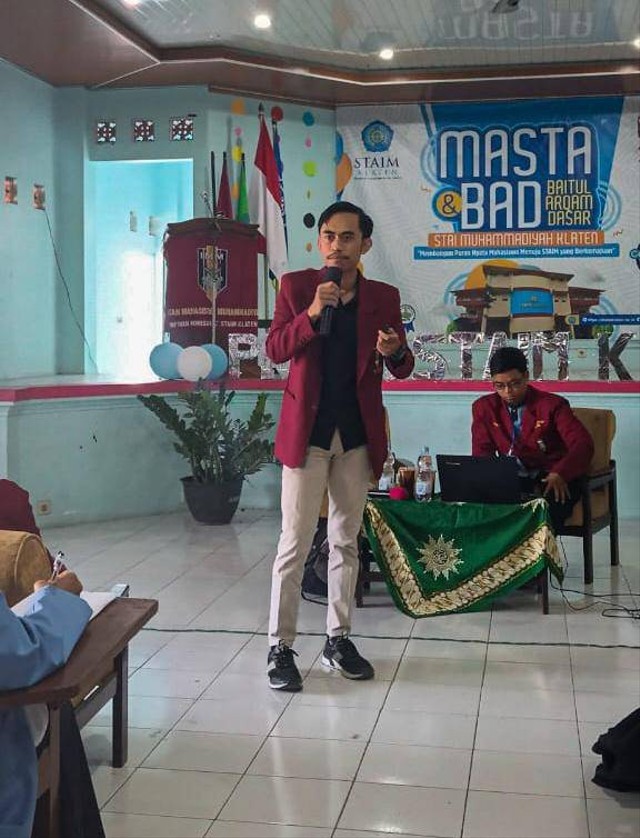 Muhammad Akmal Ahsan, S.Pd saat memaparkan materi tentang Profil dan Peran Mahasiswa Muhammadiyah pada kegiatan Masta-BAD 2023 pada Kamis (21/9) di Aula STAI Muhammadiyah Klaten. Foto: Fadlil/Humas