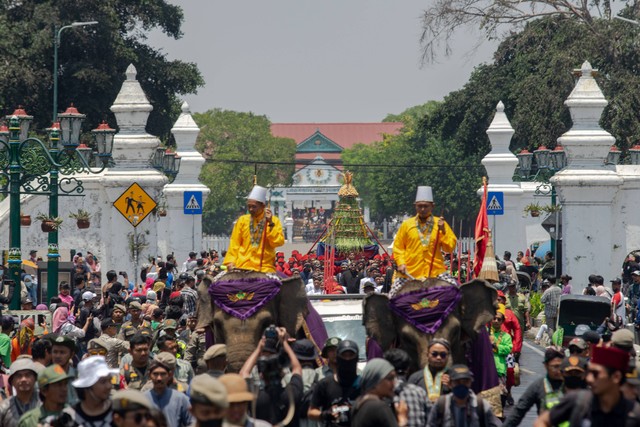 Sejumlah Abdi Dalem Keraton Yogyakarta membawa gunungan menuju Pakualaman saat Grebeg Maulud/Jimawal 1957 di kawasan Keraton Yogyakarta, Kamis (28/9/2023). Foto: Andreas Fitri Atmoko/Antara Foto