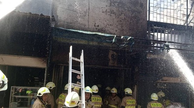 Petugas berusaha memadamkan kebakaran rumah makan semi permanen di Kelurahan Duri Pulo, Gambir, Jakarta Pusat, Kamis (28/9/2023). Foto: Instagram/@humasjakfire