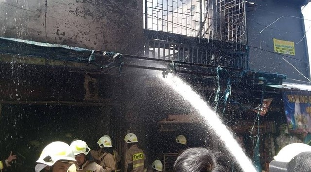 Petugas berusaha memadamkan kebakaran rumah makan semi permanen di Kelurahan Duri Pulo, Gambir, Jakarta Pusat, Kamis (28/9/2023). Foto: Instagram/@humasjakfire