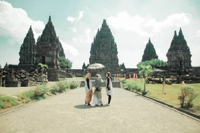 Ilustrasi contoh perubahan dan keberlanjutan dalam sejarah indonesia, sumber foto: Bangunfii by pexels.com