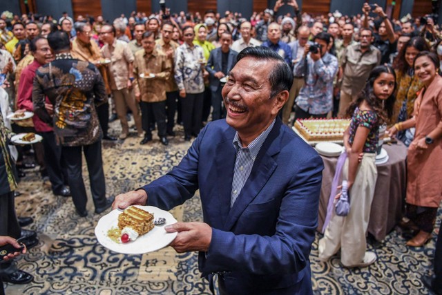 Menko Kemaritiman dan Investasi Luhut Binsar Pandjaitan memberikan kue ulang tahun kepada tamu yang hadir dalam acara peringatan hari ulang tahunnya di Jakarta, Kamis (28/9/2023). Foto: Galih Pradipta/ANTARA FOTO