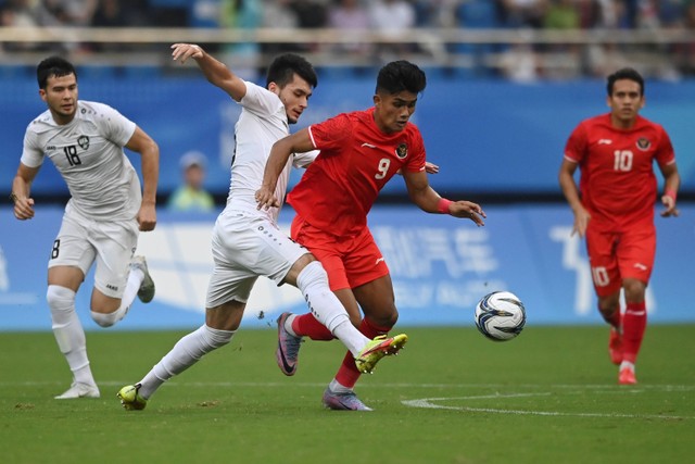 Pemain Timnas U-24 Indonesia Muhammad Ramadhan Sananta berusaha melewati Uzbekistan Mukmammadkodir Khamraliev pada babak 16 besar Asian Games 2022 di Shangcheng Sports Centre Stadium, Hangzhou, China, Kamis (28/92023).  Foto: Hafidz Mubarak A/ANTARA FOTO