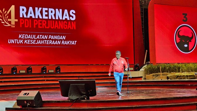 Sekjen PDIP Hasto Kristiyanto meninjau venue Rakernas PDIP di Jiexpo Kemayoran, Kamis (28/9/2023).  Foto: PDIP