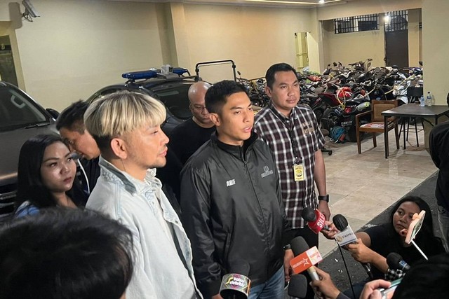 Kapolsek Metro Setiabudi Kompol Arif Oktora dan Caren Delano. Foto: Dok. Istimewa