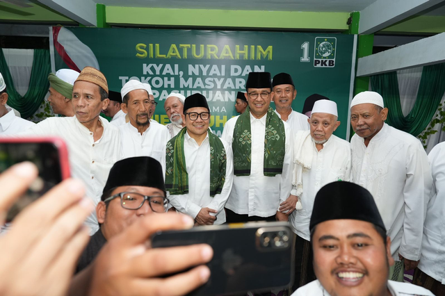 Anies Baswedan-Muhaimin Iskandar saat bersilaturahmi dengan kiai, nyai, dan tokoh masyarakat di Pondok Pesantren Terpadu Al Yasini, Pasuruan pada Kamis (28/9). Foto: Dok. Istimewa