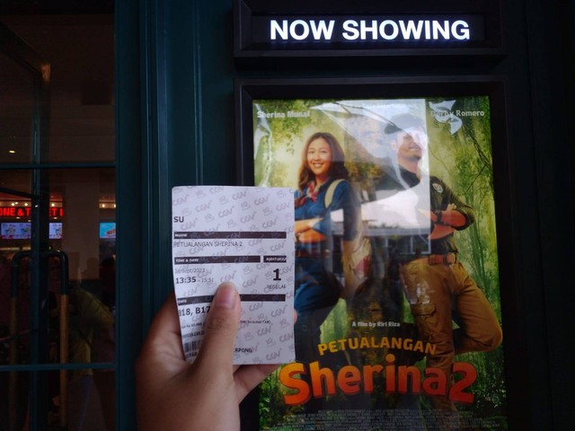Poster dan tiket film Petualangan Sherina 2 di bioskop. (Dokumen pribadi)