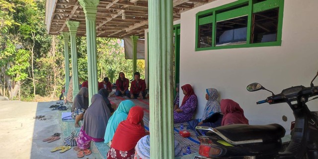 Foto Mahasiswa Sedang Melakukan Sosialisasi UMKM