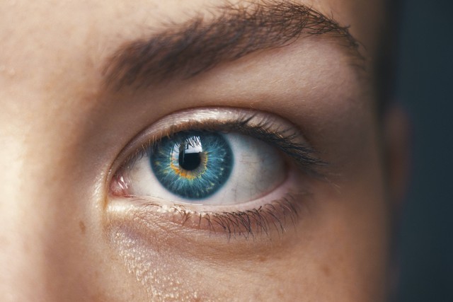 Ilustrasi Cara Mengatasi Bengkak di Mata. Unsplash/Amanda Dalb.