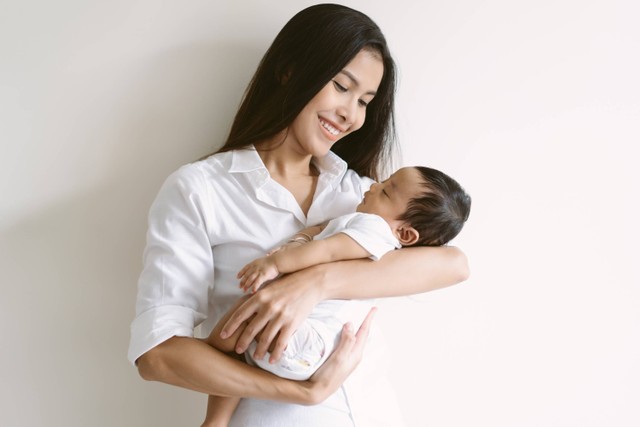 Ilustrasi ibu menggendong bayi di sisi kiri. Foto: zEdward_Indy/Shutterstock