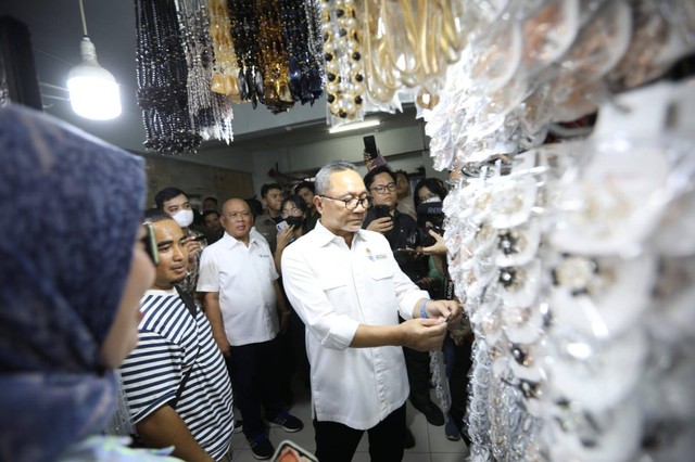 Menteri Perdagangan Zulkifli Hasan meninjau produk kecantikan di Pusat Grosir Asemka, Jakarta, Jumat (29/9/2023). Foto: Aditia Noviansyah/kumparan