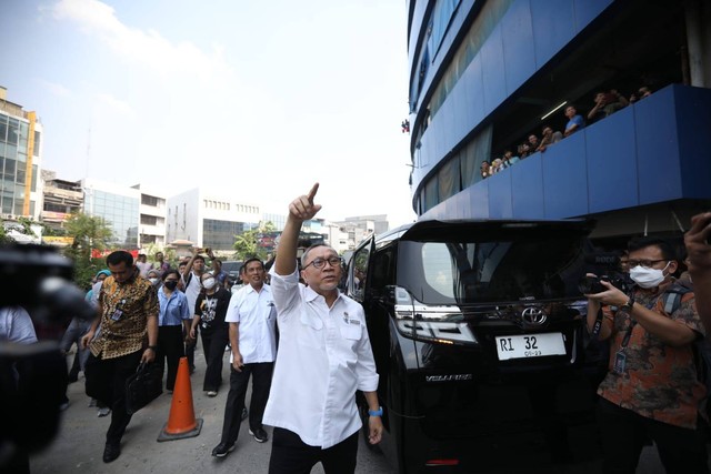 Menteri Perdagangan Zulkifli Hasan meninjau Pusat Grosir Asemka, di Jakarta, Jumat (29/9/2023). Foto: Aditia Noviansyah/kumparan