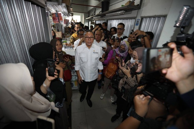 Menteri Perdagangan Zulkifli Hasan meninjau Pusat Grosir Asemka, di Jakarta, Jumat (29/9/2023). Foto: Aditia Noviansyah/kumparan