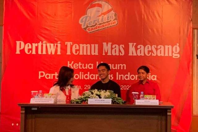 Ketum PSI Kaesang Pangarep bersilaturahmi dengan Relawan Jokowi, Pertiwi Indonesia di Gedung Mustika Ratu, Jakarta, Jumat (29/9/2023). Foto: Luthfi Humam/kumparan