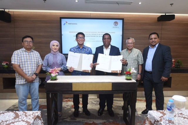 Direktur Utama PT Pertamina Nicke Widyawati menyaksikan penandatanganan Nota Kesepahaman (Memorandum of Understanding/MoU) dengan Guma Africa Group Limited. Penandatanganan dilakukan oleh Direktur Strategi, Portofolio, dan Pengembangan Usaha Pertamina A. Salyadi Saputra dan Executive Chairman Guma Africa Group Limited Robert Gumede di Jakarta, Kamis (28/9/2023). Dok Pertamina