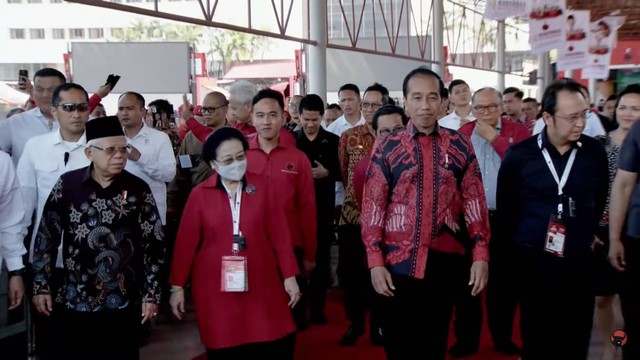 Presiden Jokowi didampingi Ketum PDIP Megawati Soekarnoputri hadiri Rapat Kerja Nasional IV PDI Perjuangan, di JIEXPO Kemayoran, Jakarta, Jumat (29/9/2023). Foto: Youtube/PDIP