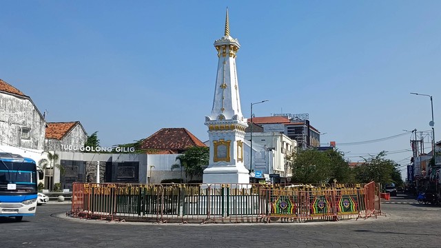 Tugu Pal Putih atau Tugu Yogya memiliki pagar baru berwarna hijau dan kuning emas, Jumat (29/9/2023). Foto: Arfiansyah Panji Purnandaru/kumparan