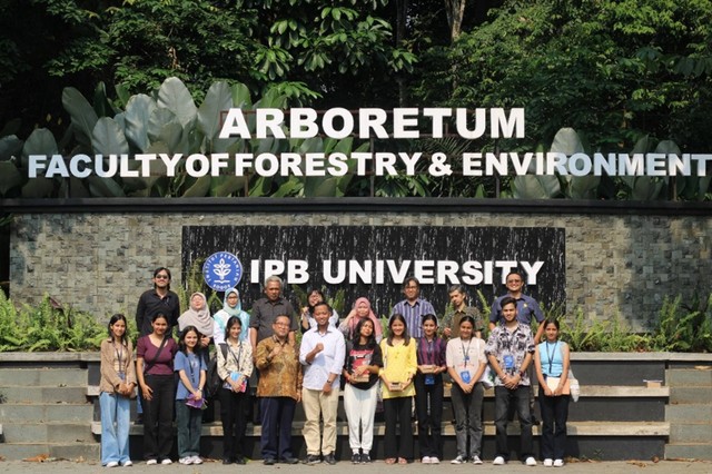 Mahasiswa India Belajar Kehutanan di Arboretum Fahutan IPB University
