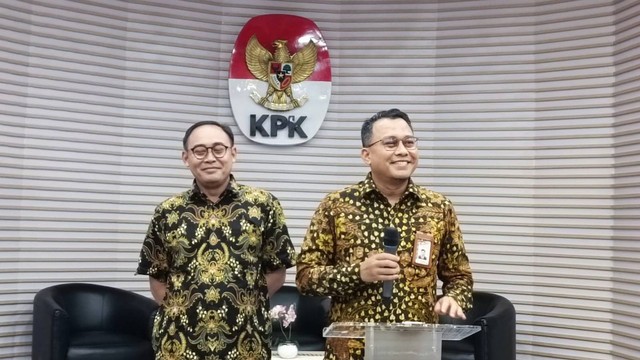 Plt Jubir KPK Ali Fikri (kanan) soal penggeledahan di rumah Dinas Kementan dan Kantor Kementan, di Gedung Merah Putih KPK, Jumat (29/9/2023). Foto: Hedi/kumparan