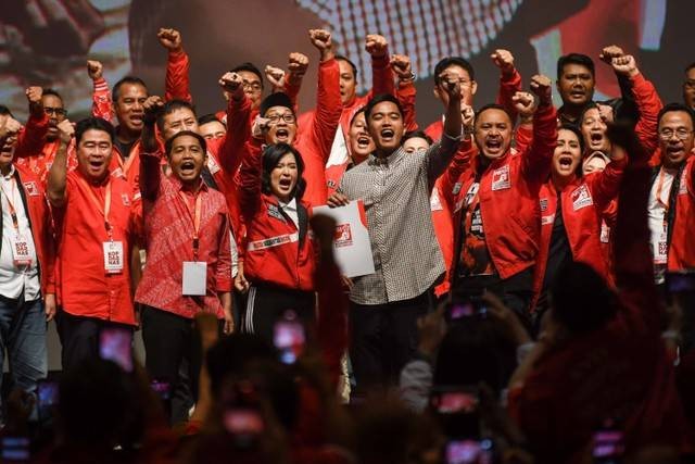 Ketua Umum Partai Solidaritas Indonesia (PSI) terpilih Kaesang Pangarep dan Sekjen PSI terpilih Raja Juli Antoni meneriakkan yel-yel dalam Kopi Darat Nasional (Kopdarnas) PSI di Jakarta, Senin (25/9/2023).  Foto: Aditya Pradana Putra/ANTARA FOTO