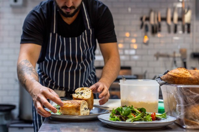 Ilustrasi contoh penerapan teknologi di dunia industri kuliner, sumber: unsplash/LouisHansel