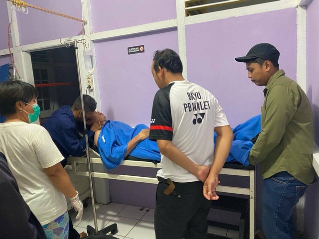 Penumpang kapal KM Bintang Grub mendapat penanganan medis di puskesmas. Foto: Dok. Polres Kubu Raya