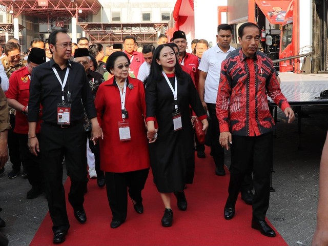 Presiden Jokowi bersama Ketum PDIP Megawati Soekarnoputri di Rakernas IV PDIP.  Foto: PDIP