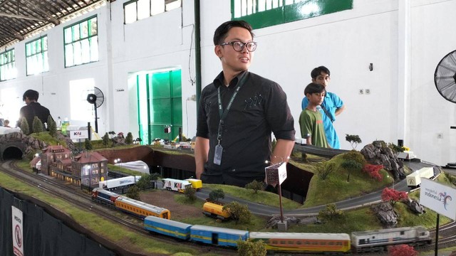 Salah seorang petugas kenalkan sejarah kereta api di event Jogja Spoor Festival di Balai Yasa Yogyakarta, Jumat (29/9/2023). Foto: M Wulan/Tugu Jogja