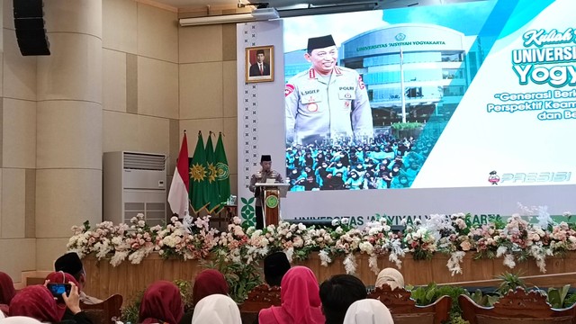 Kapolri Jenderal Listyo Sigit Prabowo saat di Universitas Aisyiyah Yogyakarta (Unisa) di Kabupaten Sleman, Jumat (29/9). Foto: Arfiansyah Panji Purnandaru/kumparan