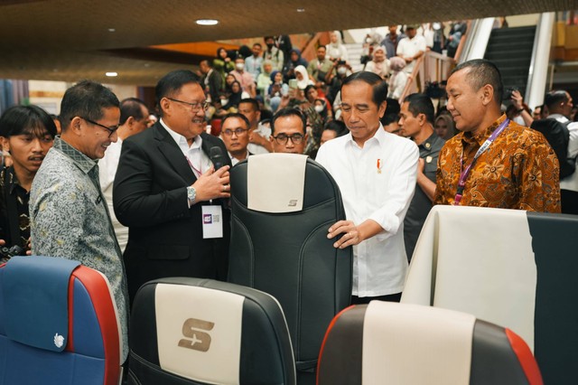 Produk sarung jok kursi pesawat buatan perajin asal Garut, Jawa Barat, digunakan Lion Air Group mendapat perhatian Presiden Jokowi dan Menparekraf Sandiaga Uno. Foto: Dok. Lion Air Group