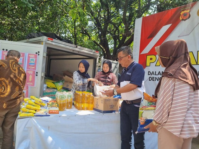 Kegiatan pasar murah yang digelar Polrestabes Bandung di Kebon Jeruk, Kecamatan Andir, Kota Bandung. Foto : Istimewa
