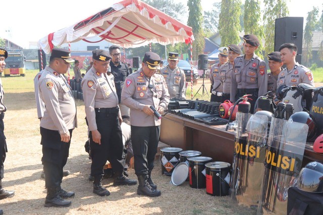 Kapolres Indramayu, AKBP M. Fahri Siregar mengecek sarana dan prasarana menjelang pelaksanaan Operasi Mantap Brata Lodaya. Foto : Istimewa