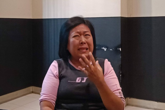 Ida Susanti (59) warga Surabaya yang ditipu pasangannya yang mengaku seorang perempuan Foto: Farusma Okta Verdian/kumparan
