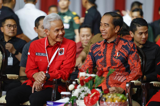 Capres Ganjar Pranowo bersama Presiden Joko Widodo dalam Rakernas IV PDIP di JIExpo, Jumat (29/9). Foto: Dok. Istimewa