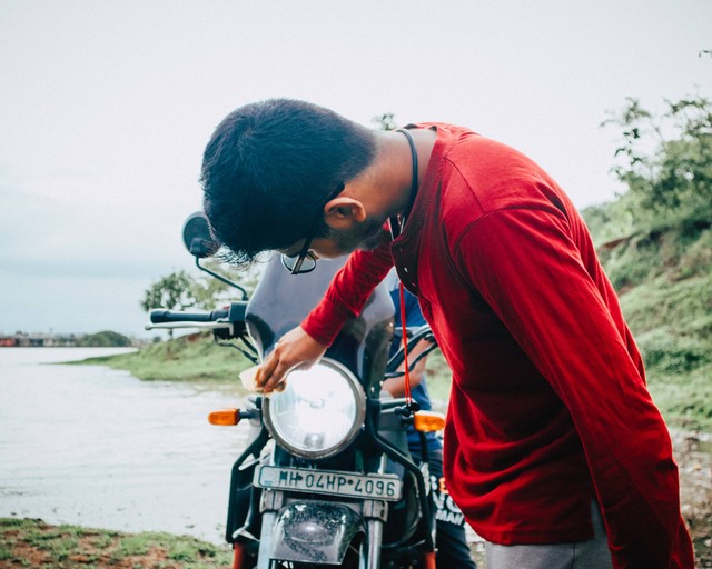 Ilustrasi Cara Menggunakan Kit Motor Shampoo, Foto: Unsplash/Azmaan Baluch