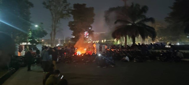 Aksi mahasiswa dengan tajuk 'September Hitam' di Gedung Sate, Kota Bandung Foto: Rachmadi Rasyad/kumparan