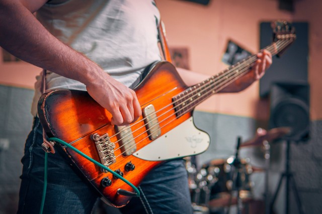 Ilustrasi Cara Memainkan Bas, Foto: Pexels/Dmitry Demidov