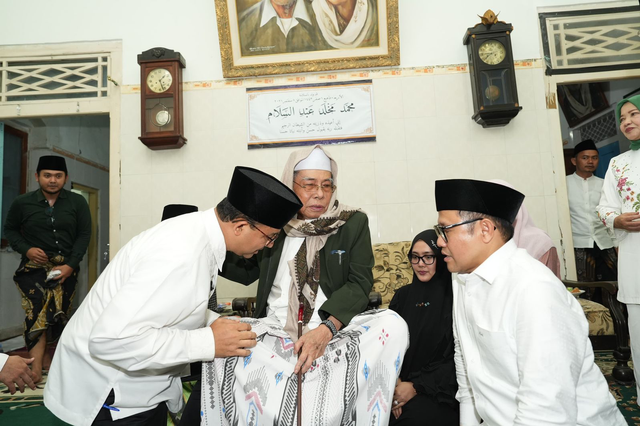 Anies Baswedan-Muhaimin Iskandar bertemu KH Nurul Huda Djazuli saat berkunjung ke Pondok Pesantren Mambaul Ma'arif Denanyar, Jombang, Jumat (29/9). Foto: Dok. Istimewa