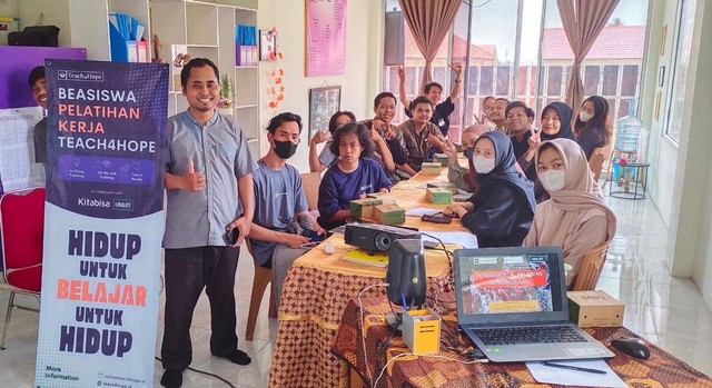 Penerima Beasiswa Pelatihan Kerja Teach4Hope Chapter Lampung Antusias mengikuti kelas perdana Kerelawanan Sosial. | Foto: Ist