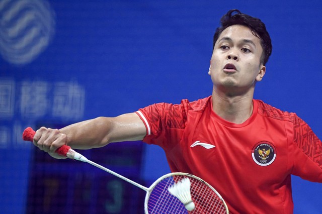 Pebulu tangkis tunggal putra Indonesia Anthony Sinisuka Ginting mengembalikan kok ke arah lawannya asal Korea Selatan Jeon Hyeokjin dalam babak perempat final beregu Asian Games 2022 di Binjiang Gymnasium, Hangzhou, China, Jumat (29/9). Foto: ANTARA FOTO/M Risyal Hidayat