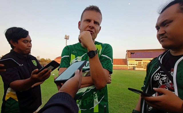 Pelatih Persebaya Josep Gombau (tengah). Foto: Masruroh/Basra