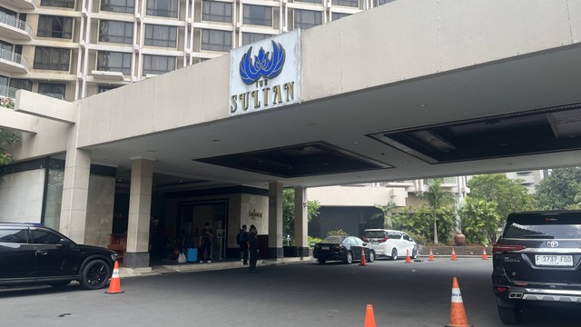 Kondisi Hotel Sultan pada Sabtu (30/9/2023) usai pemerintah menetapkan tenggat pengosongan hotel kepada PT Indobuildco hingga Jumat tengah malam. Foto: Fariza Rizky Ananda/kumparan