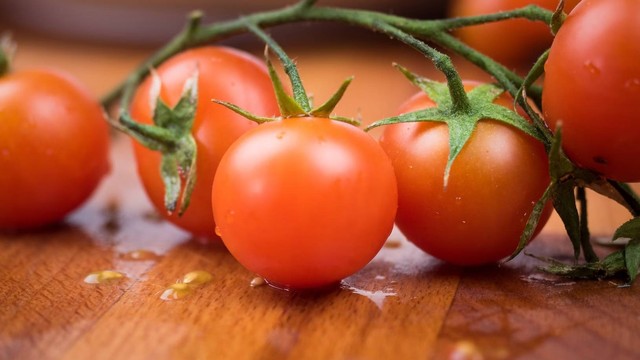 Ilustrasi Cara Buat Jus Tomat. Foto: Unsplash/ Andrea Riezzo.