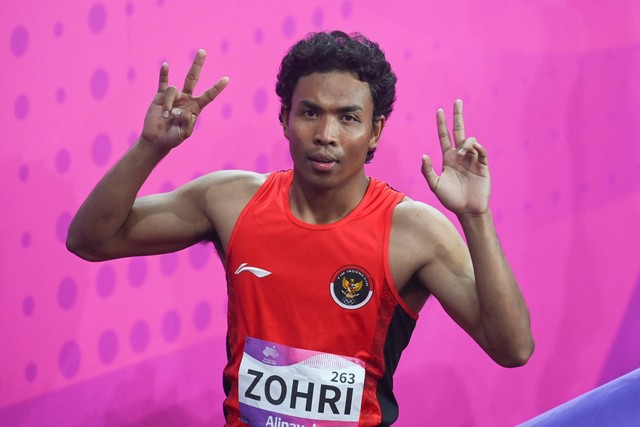 Pelari Indonesia Lalu Muhammad Zohri berpose usai berlomba pada heat atletik 100 meter putra Asian Games 2022 di Hangzhou Olympic Sports Centre Stadium, Hangzhou, China, Jumat (29/9/2023). Foto: Hafidz Mubarak A/ANTARA FOTO