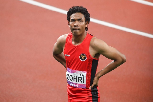 Pelari Indonesia Lalu Muhammad Zohri berpose usai berlomba pada heat atletik 100 meter putra Asian Games 2022 di Hangzhou Olympic Sports Centre Stadium, Hangzhou, China, Jumat (29/9/2023). Foto: Hafidz Mubarak A/ANTARA FOTO