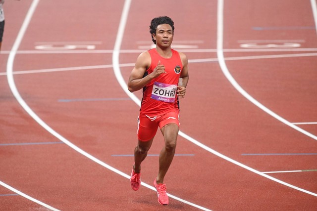 Pelari Indonesia Lalu Muhammad Zohri memacu kecepatan pada heat atletik 100 meter putra Asian Games 2022 di Hangzhou Olympic Sports Centre Stadium, Hangzhou, China, Jumat (29/9/2023). Foto: Hafidz Mubarak A/ANTARA FOTO