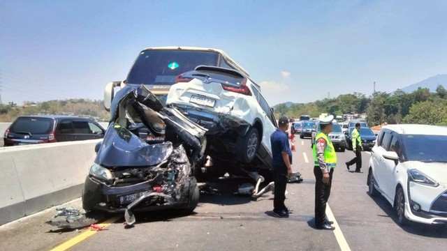 Kecelakaan beruntun di Tol Semarang-Solo tepatnya di KM 422, Banyumanik, Kota Semarang pada Sabtu (30/9/2023) siang. Foto: Dok. Istimewa