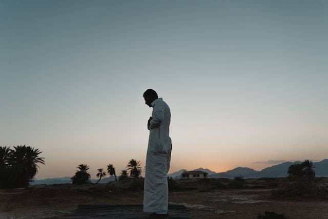 Ilustrasi tata cara solat fardu yang diajarkan Nabi Muhammad Saw. Foto: Pexels/Tima Miroshnichenko