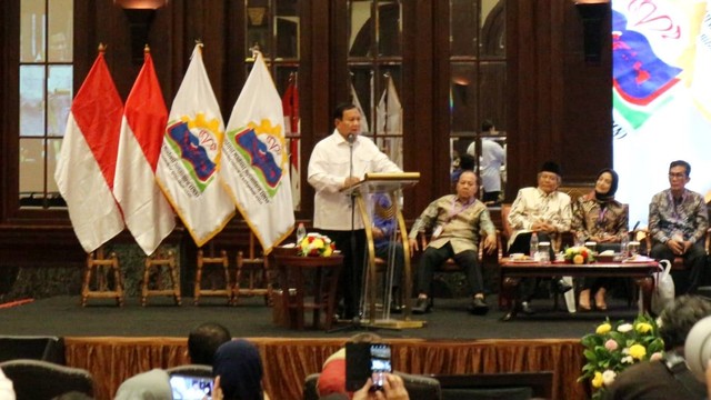 Menhan Prabowo Subianto dalam seminar bertajuk Penguatan Peradaban Menyongsong Indonesia Emas 2024 yang diselenggarakan Institut Madani Nusantara (IMN) di Hotel Bidakara, Jakarta Selatan, Sabtu (30/9/2023). Foto: Jonathan Devin/kumparan